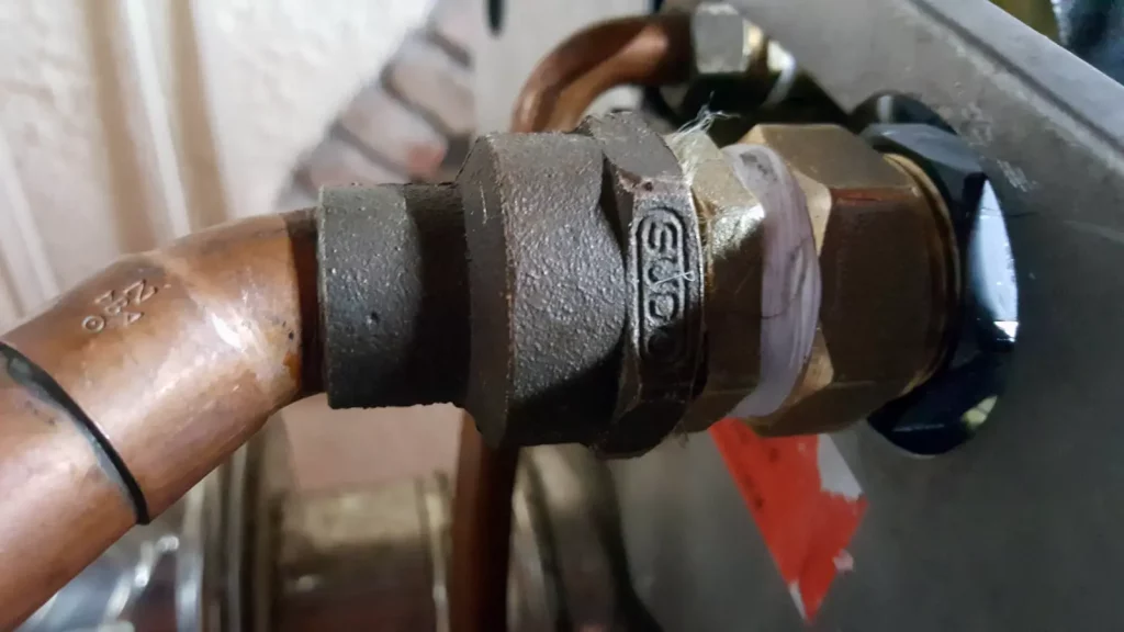 Conexión de tuberías de cobre a acumulador con junta de teflón.