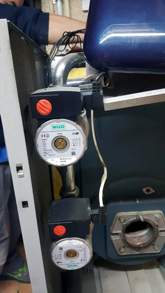 Detalle de bombas de circulación Wilo instaladas en sistema de calefacción.