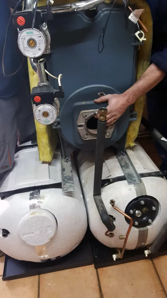 Sistema de acumuladores conectado a caldera con bombas circuladoras.