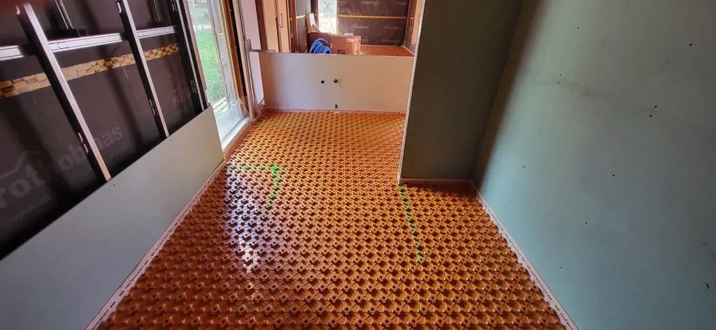 Superfície preparada per a la col·locació de tubs de sòl radiant.