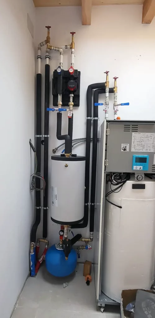 Instalación de aerotermia con depósito de inercia y sistema de distribución hidráulico.