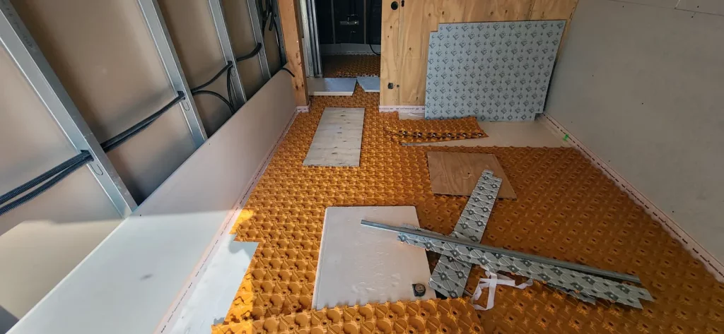 Preparació de la zona per instal·lar sòl radiant amb panells i estructura.