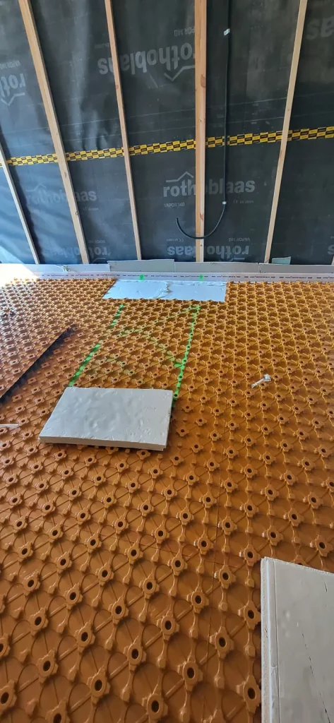 Treballs d’instal·lació de calefacció per sòl radiant en habitatge en construcció.