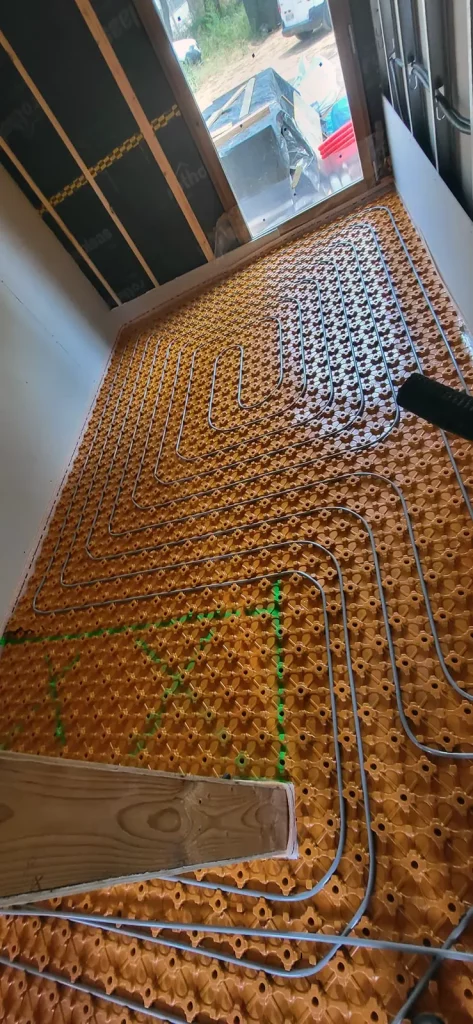 Vista superior de instalación de suelo radiante antes del vertido del mortero.