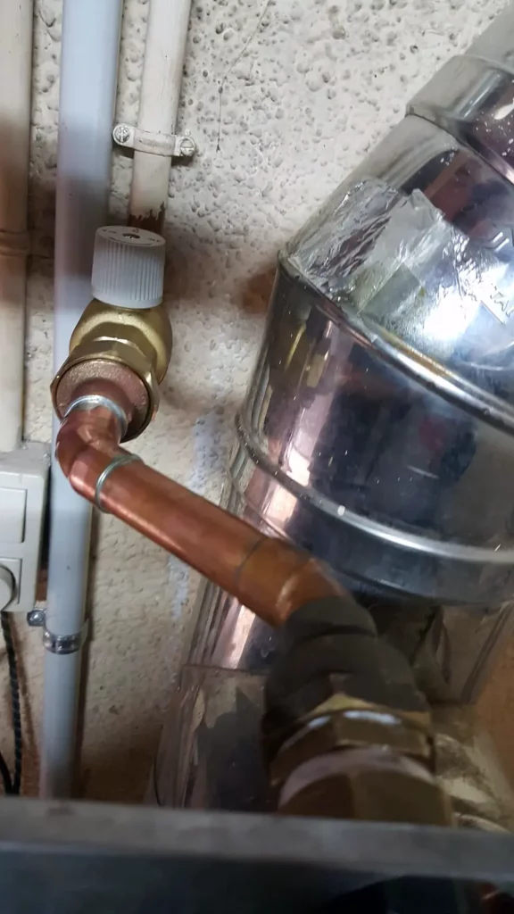 Detalle de conexión de tubería de cobre a conducto de evacuación de humos.