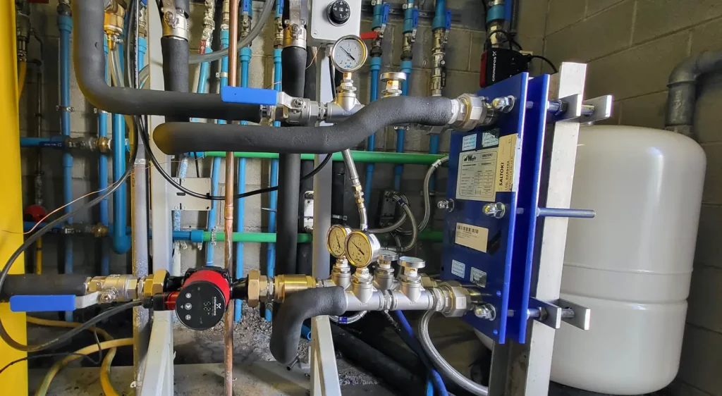 Sistema de acumulación de energía con intercambiador de calor y bombas circuladoras.