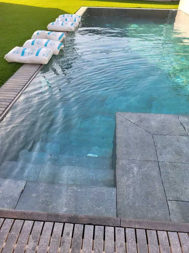 Comprobación del nivel de sal durante la temporada de piscina.