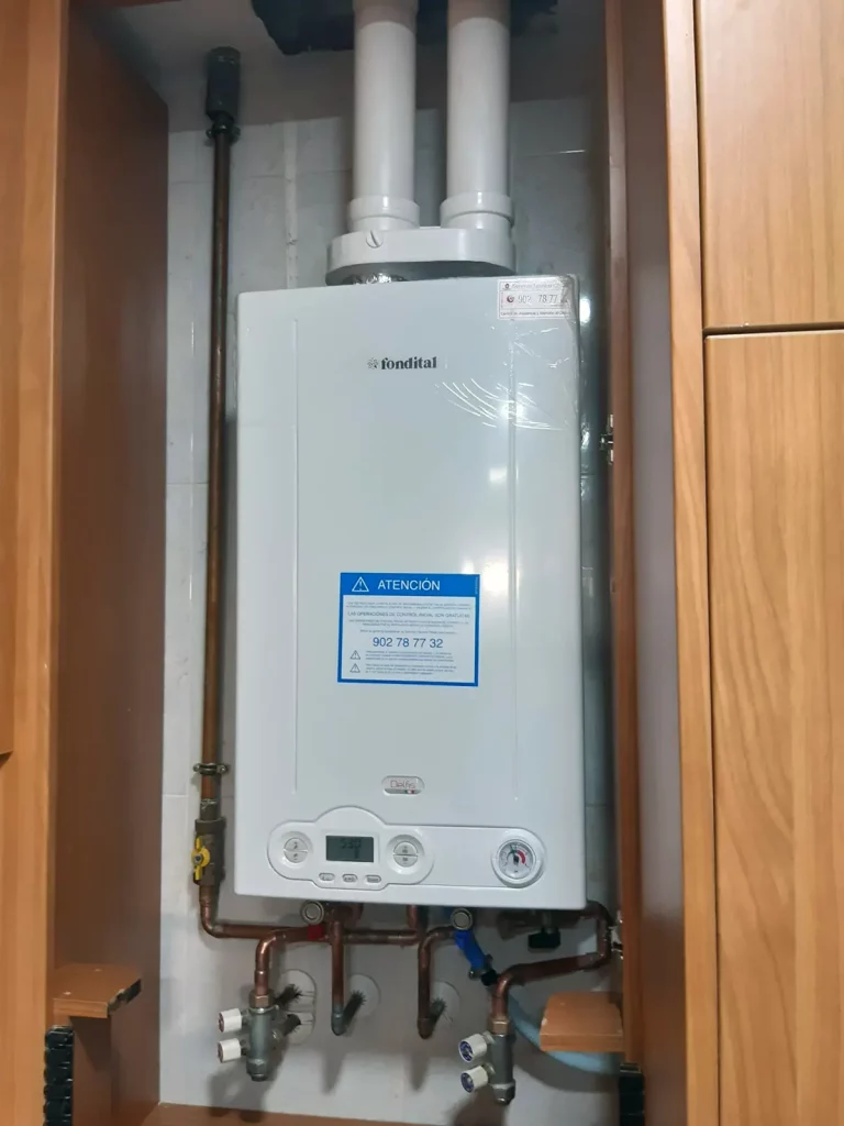 Caldera de condensación instalada en armario empotrado de vivienda.