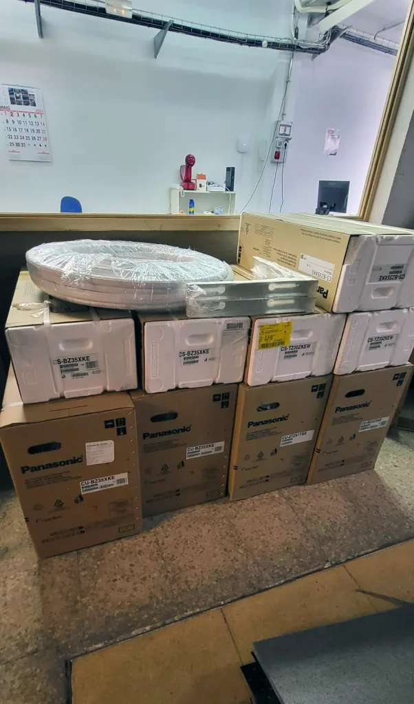 Equipos de aire acondicionado en su embalaje original, listos para la instalación.
