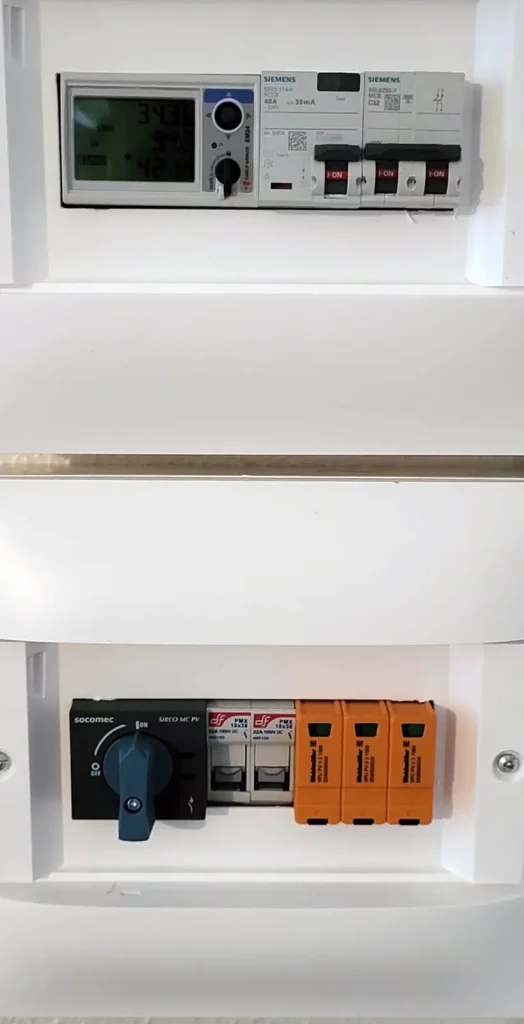 Cuadro eléctrico con protecciones y componentes de instalación fotovoltaica.