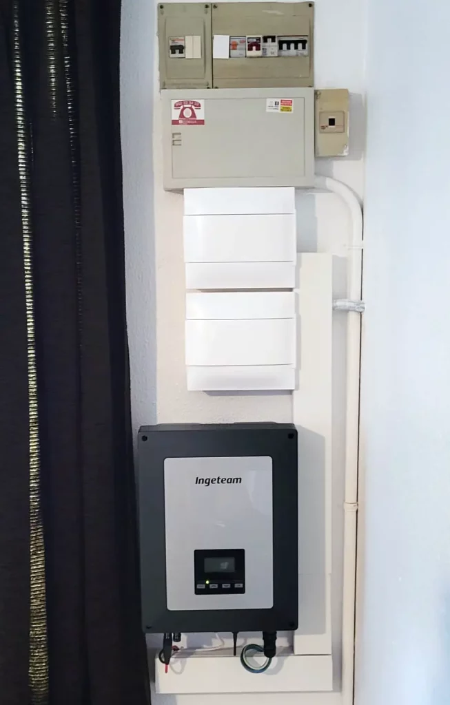 Detalle de inversor solar y cuadro eléctrico en instalación fotovoltaica.