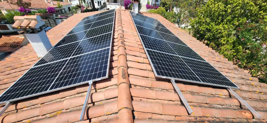 Instalación de placas solares sobre tejado de tejas en vivienda particular.