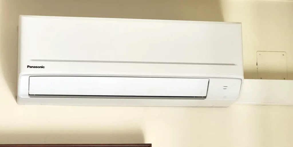 Unidad interior de aire acondicionado tipo split Panasonic montada en pared.