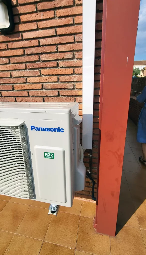 Unidad exterior de aire acondicionado Panasonic con refrigerante R32.
