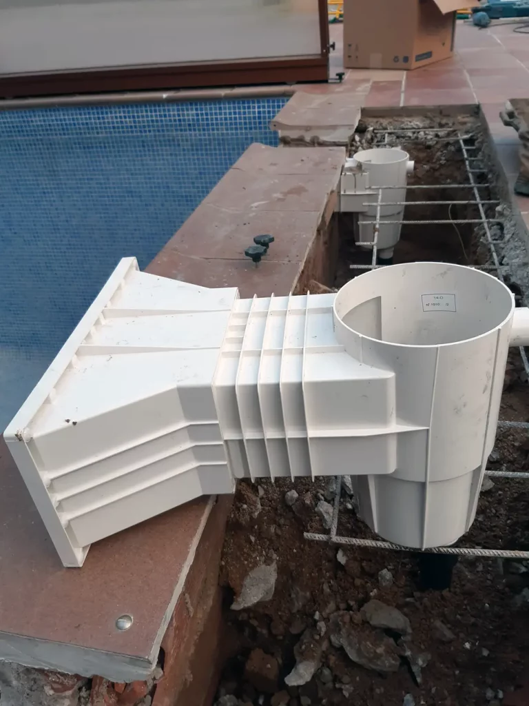 Instalación de nuevo skimmer en piscina para prevenir fugas de agua.