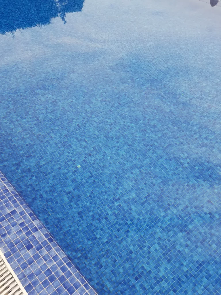 Superficie de piscina tras limpieza y mantenimiento.